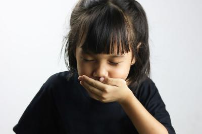 Tidak Perlu Panik! Ini 10 Cara Mengatasi Anak Muntah di Malam Hari