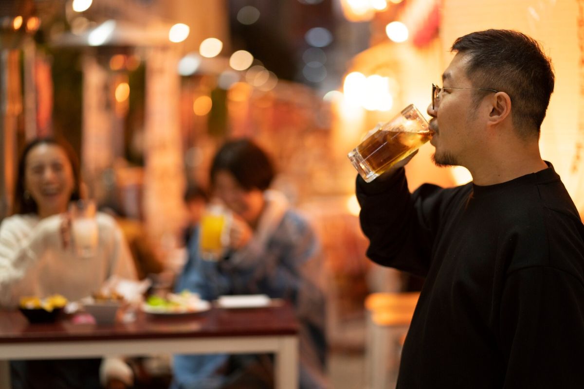 Pria sedang minum bir