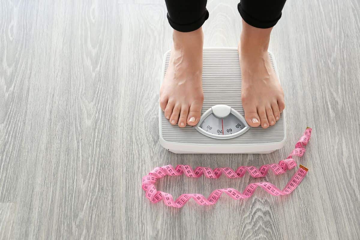 Wanita menimbang berat badan