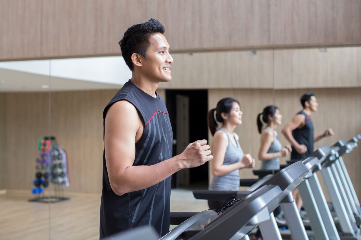 Pria sedang berolahraga di gym