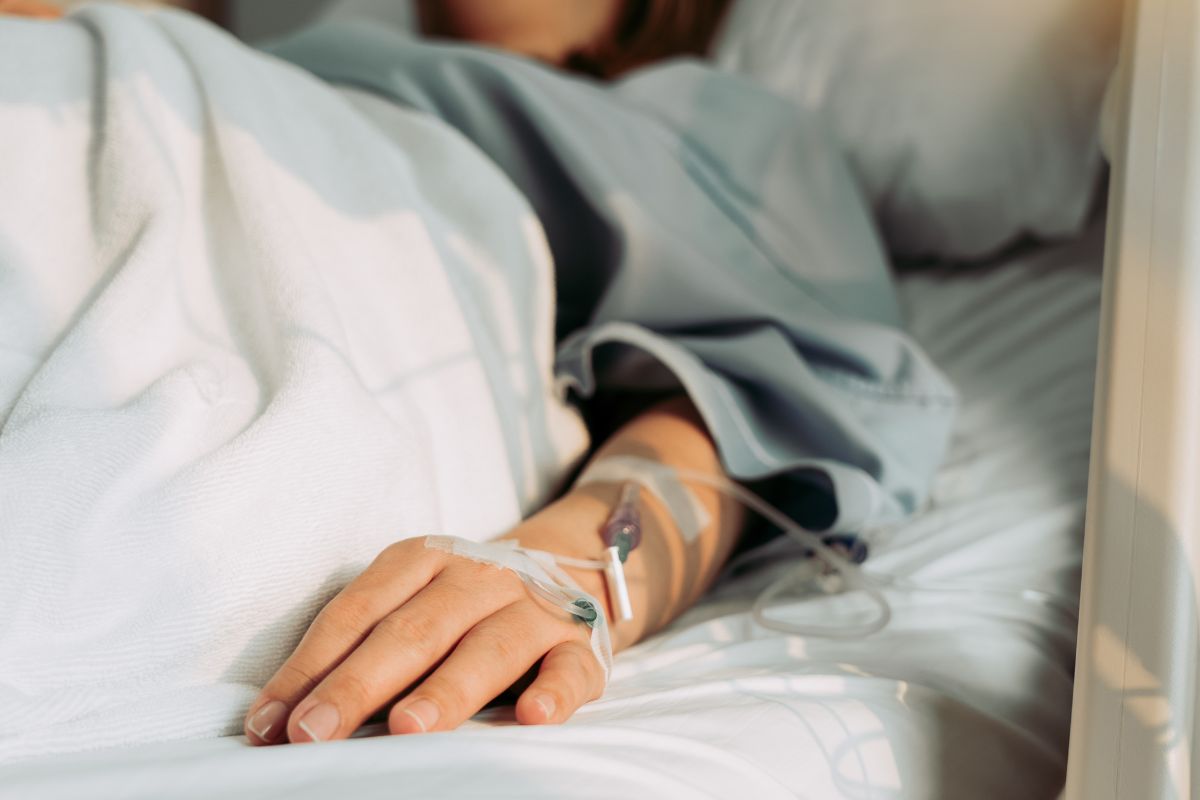 Seorang wanita dengan infus di tangan
