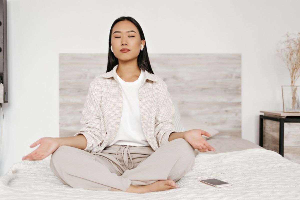 Perempuan sedang melakukan deep breathing