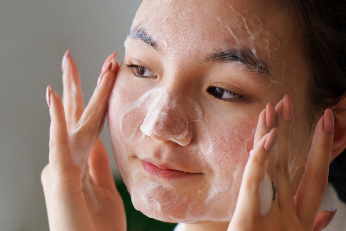 wanita yang mencuci wajah