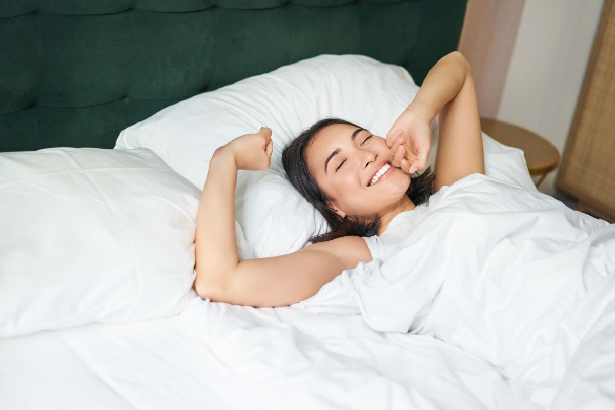 Perempuan bangun di pagi hari