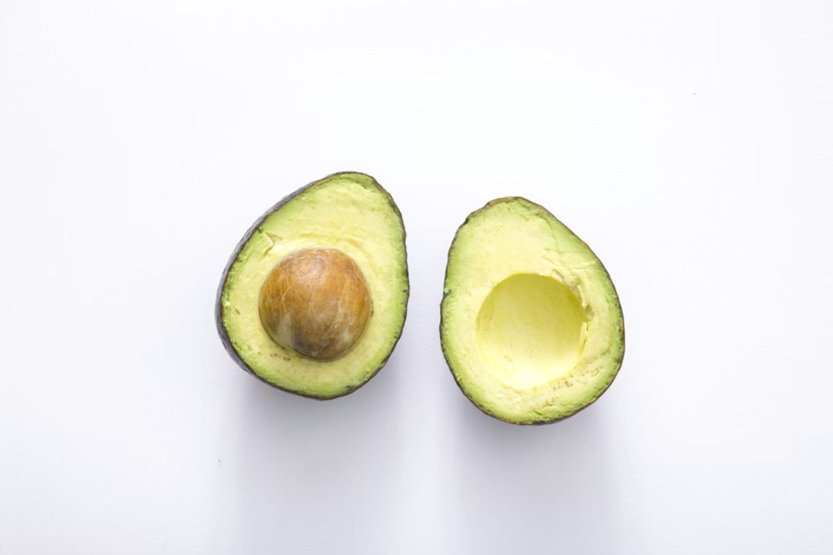 Buah alpukat yang terbelah