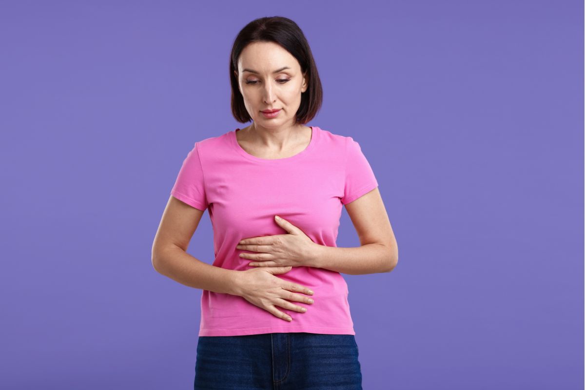 orang yang memegang perut karena sakit