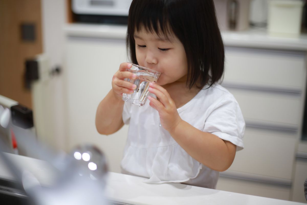 Anak minum air putih