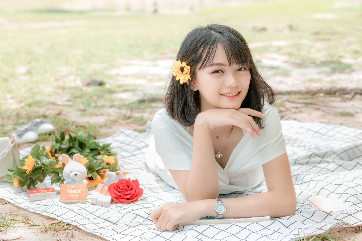 Wanita sedang piknik di taman