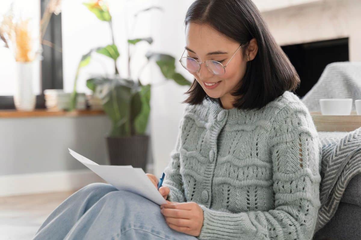 Perempuan sedang menulis jurnal