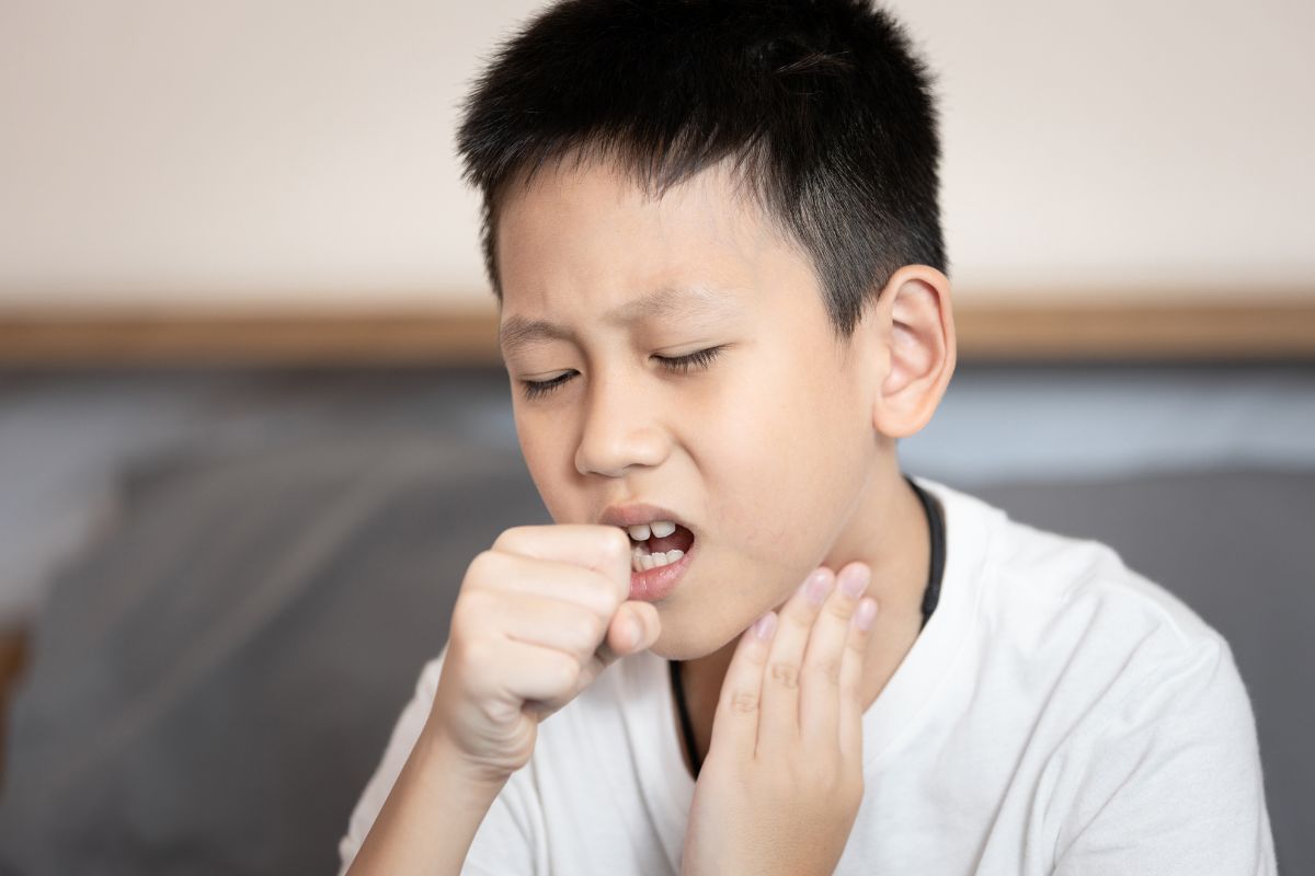 Anak laki-laki sedang batuk