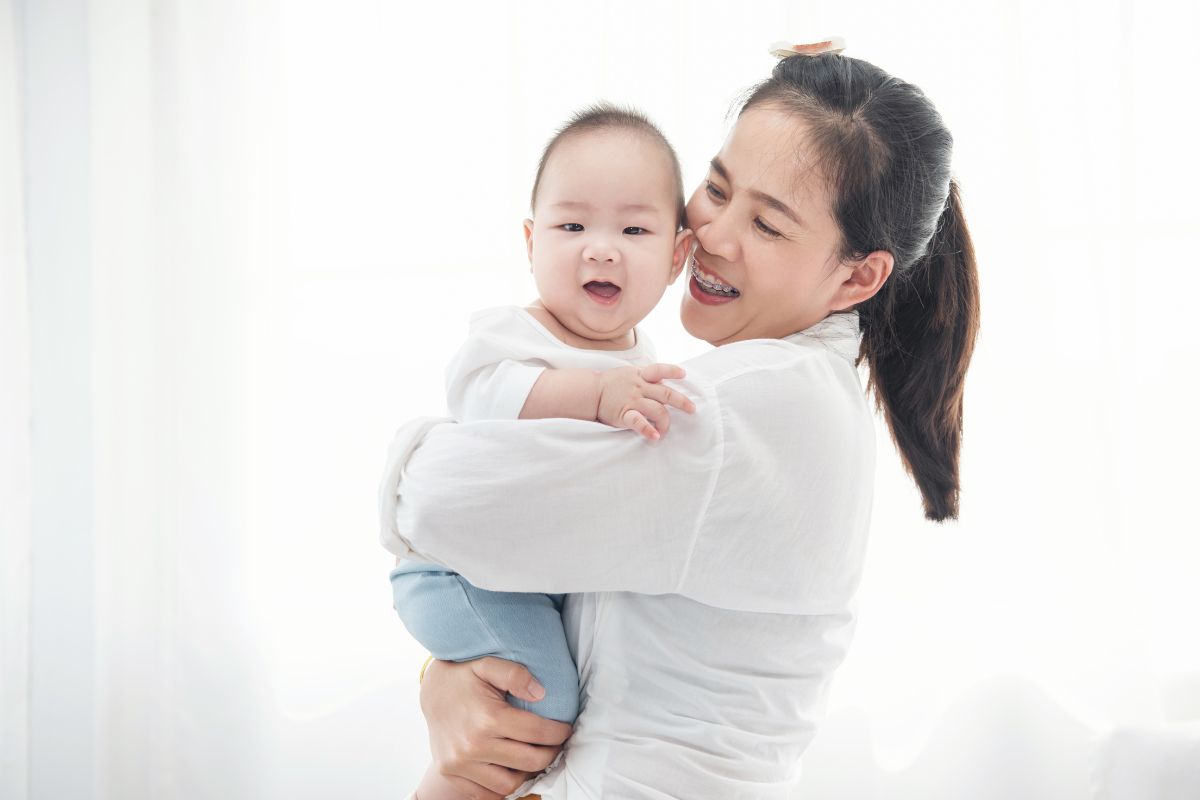 Ibu menggendong bayi