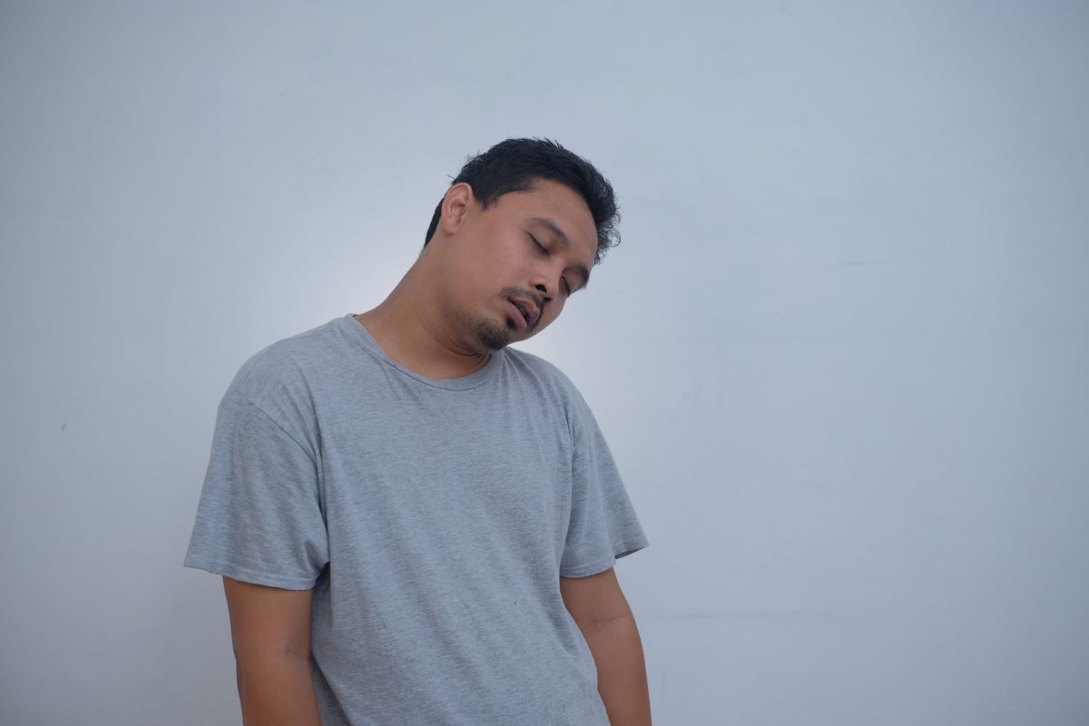 Pria dengan tubuh yang lesu dan tidak bertenaga