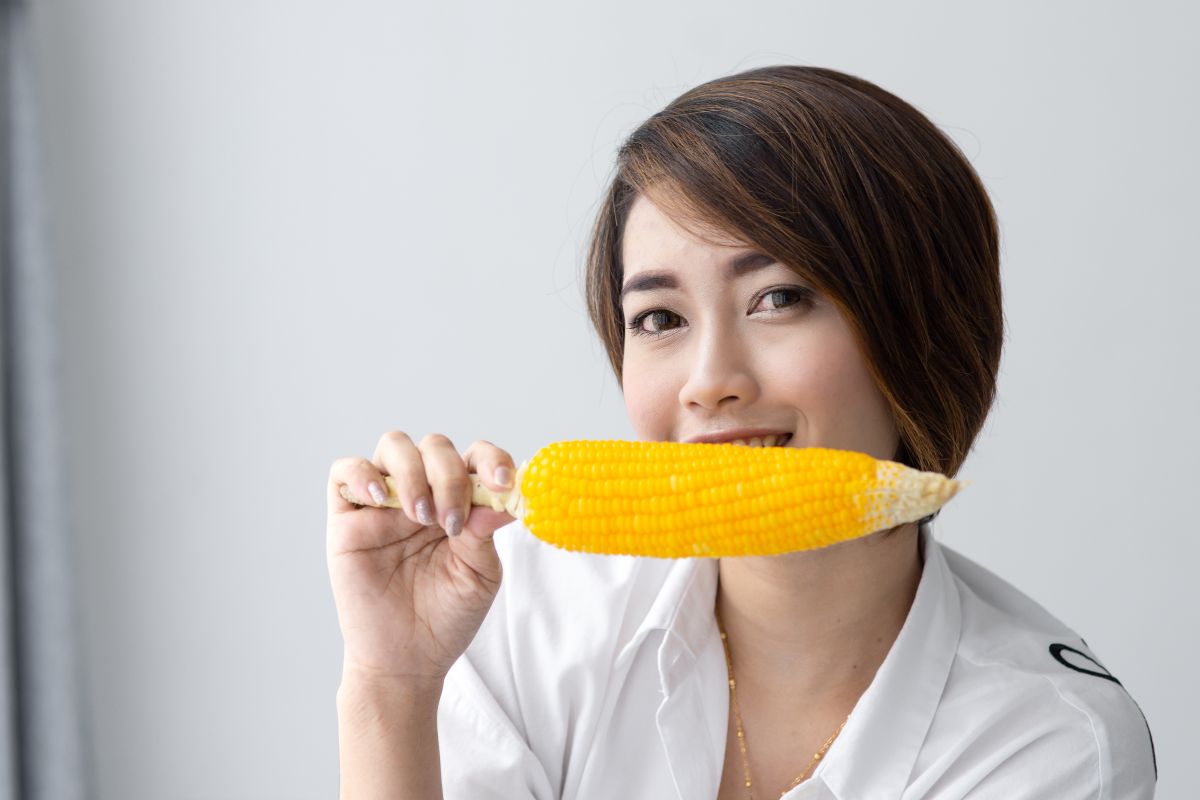 Wanita makan jagung
