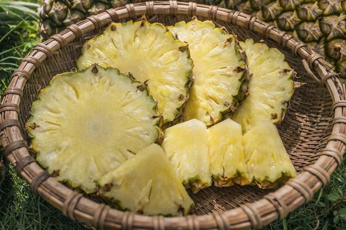 Potongan nanas di atas keranjang rotan