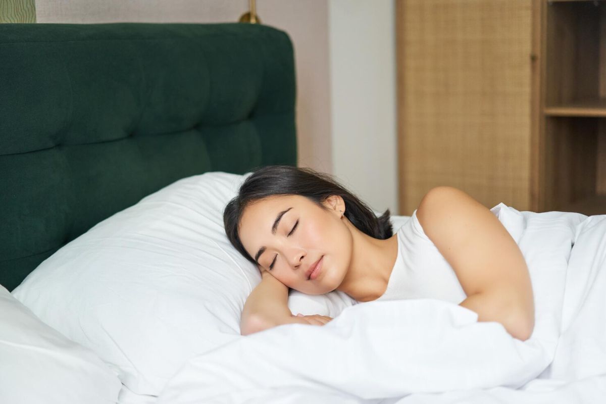 Perempuan tidur nyenyak