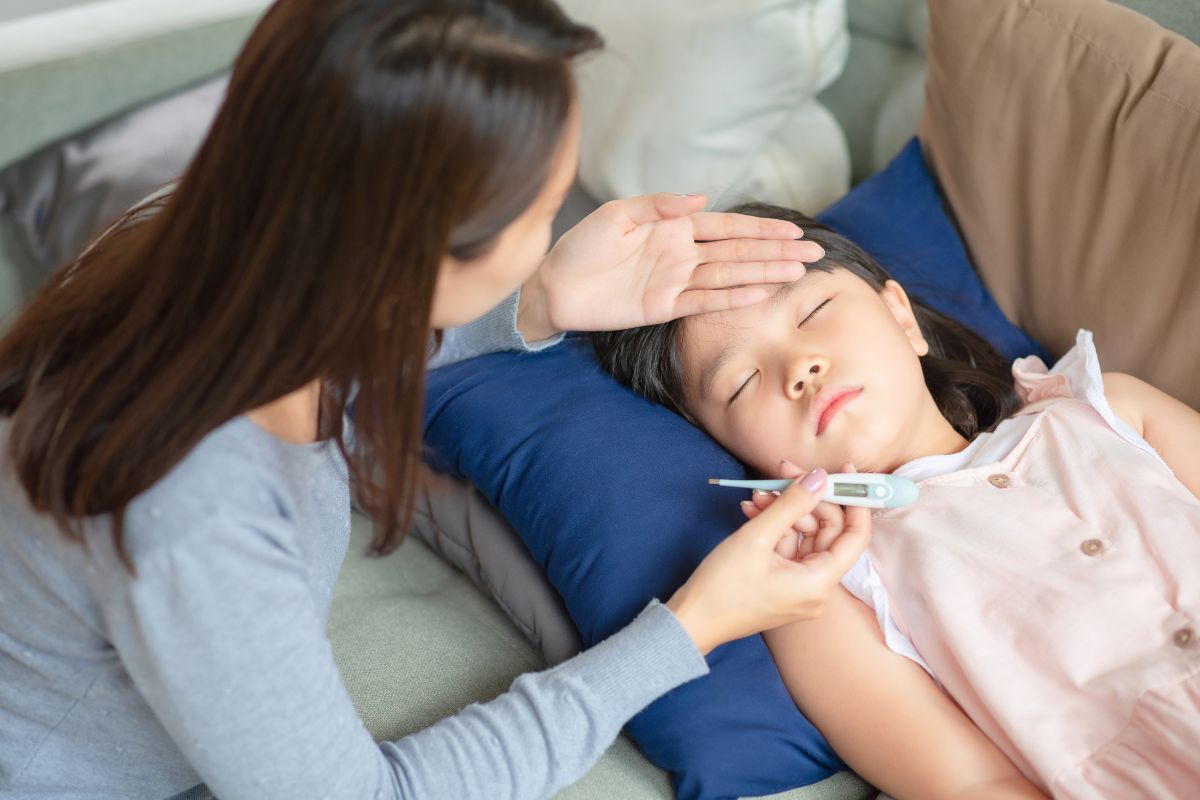 Anak perempuan tertidur dengan posisi kepala yang lebih tinggi