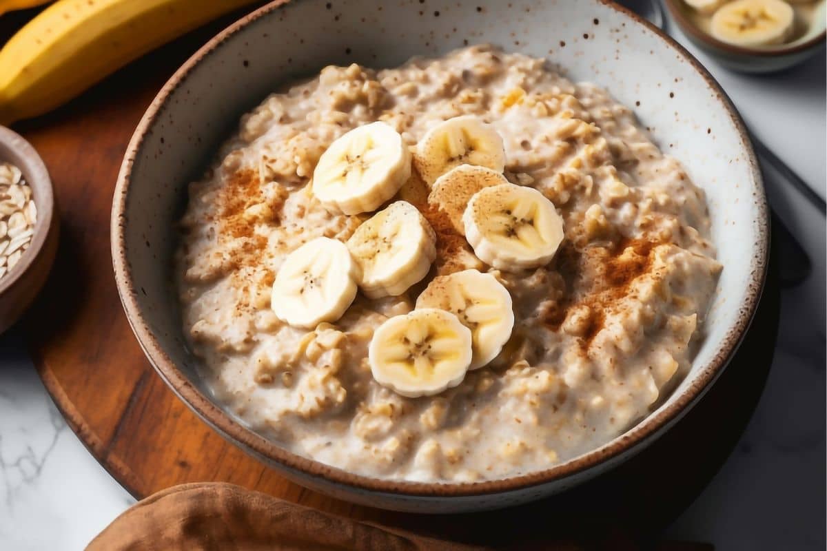 Bubur oats dengan taburan pisang