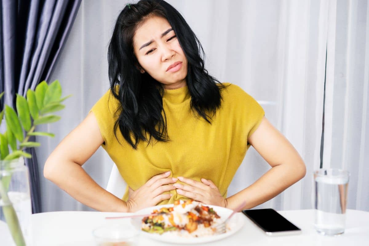 Seorang wanita mengalami GERD setelah makan