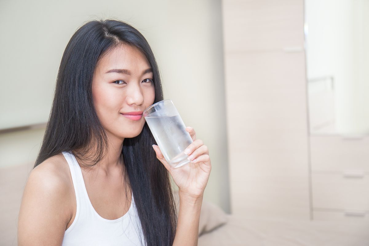 Wanita mengonsumsi air mineral