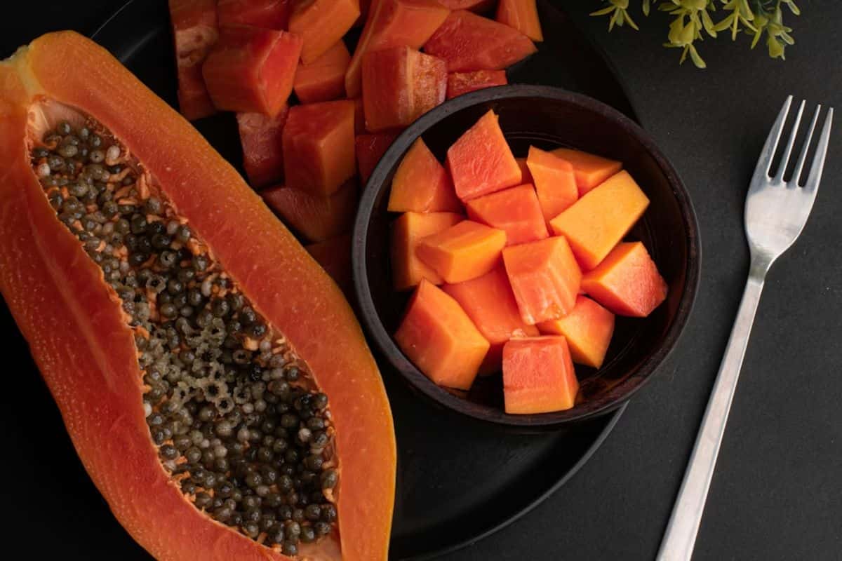 Potongan pepaya di mangkuk hitam