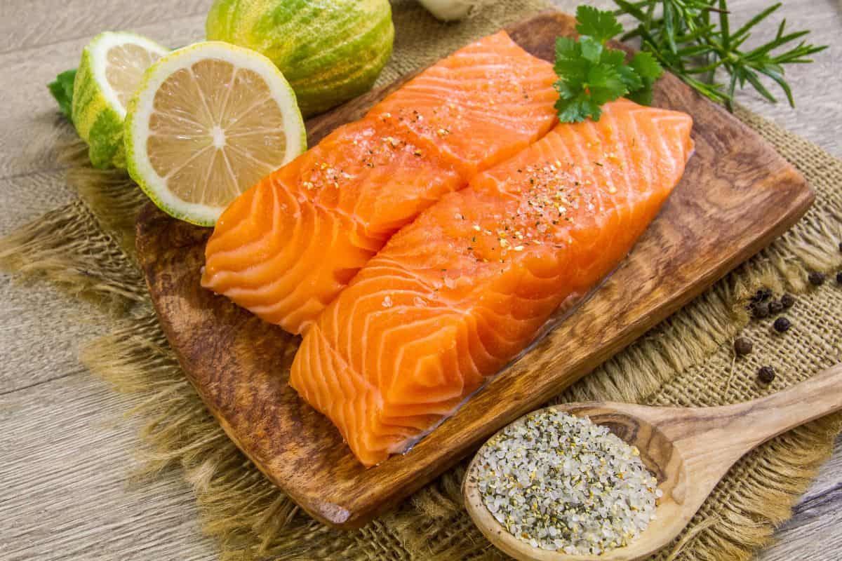 Salmon mentah di atas wadah kayu