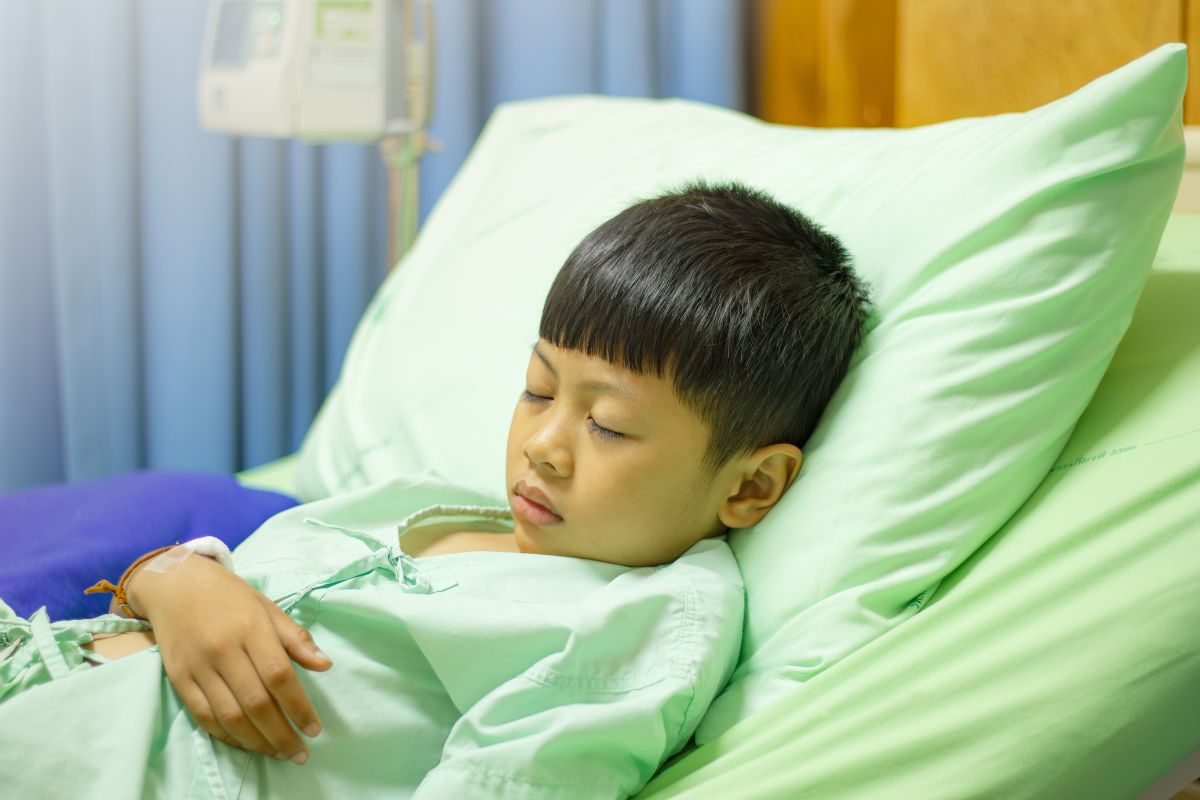 Anak yang tidur dengan posisi tubuh bagian atas lebih tinggi