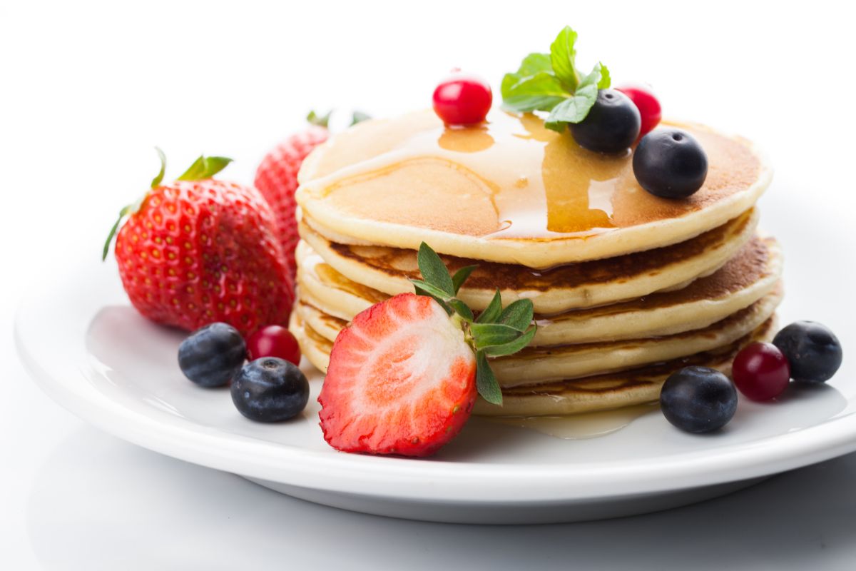 Pancake dengan topping madu dan buah