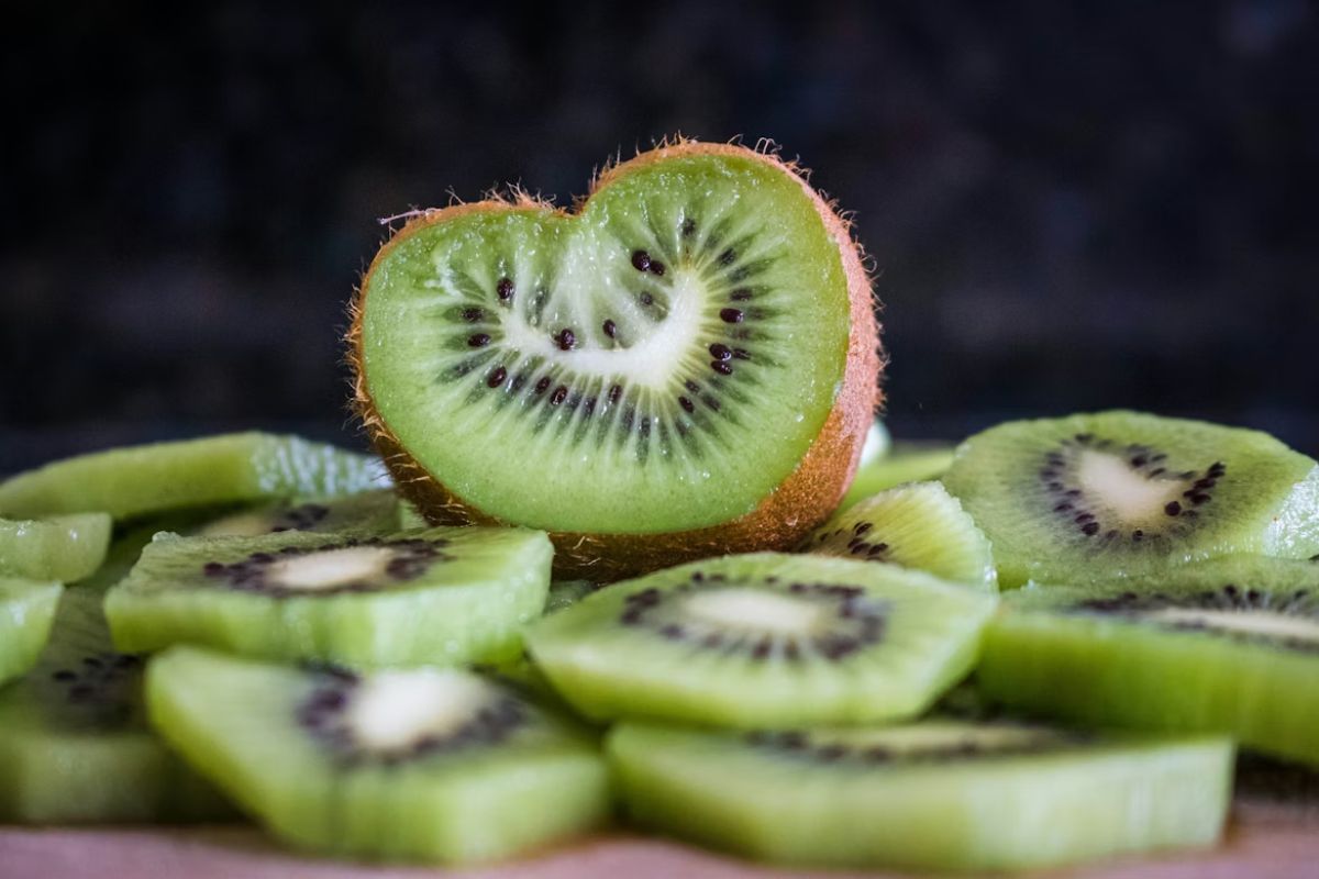 Potongan buah kiwi segar