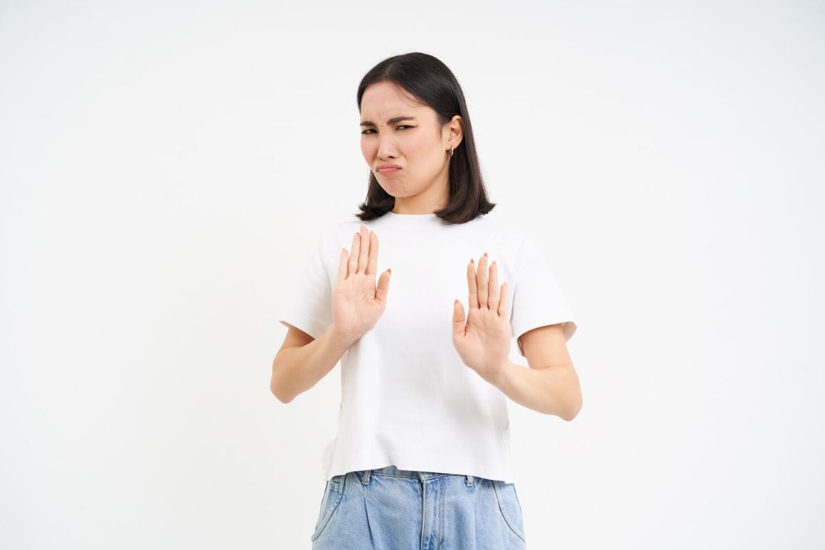 Perempuan dengan gestur menolak