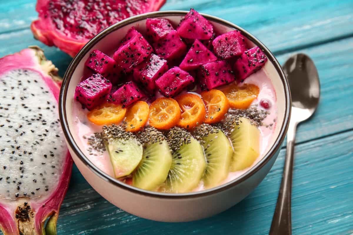 Yogurt dengan taburan buah segar