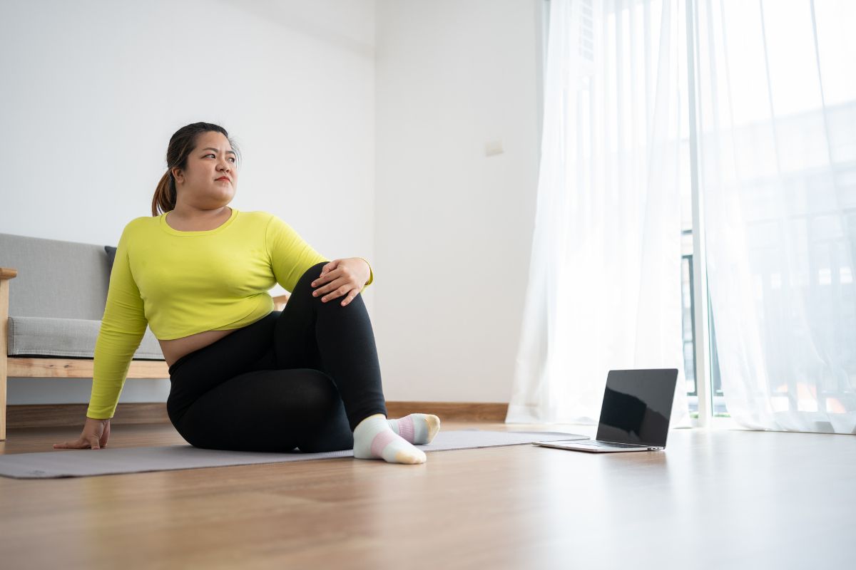 Wanita obesitas sedang melakukan yoga