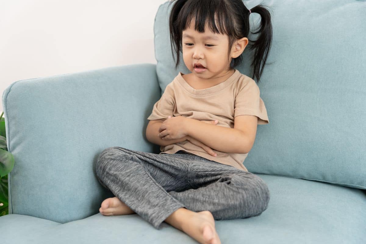 Anak perempuan sedang merasakan sakit perut