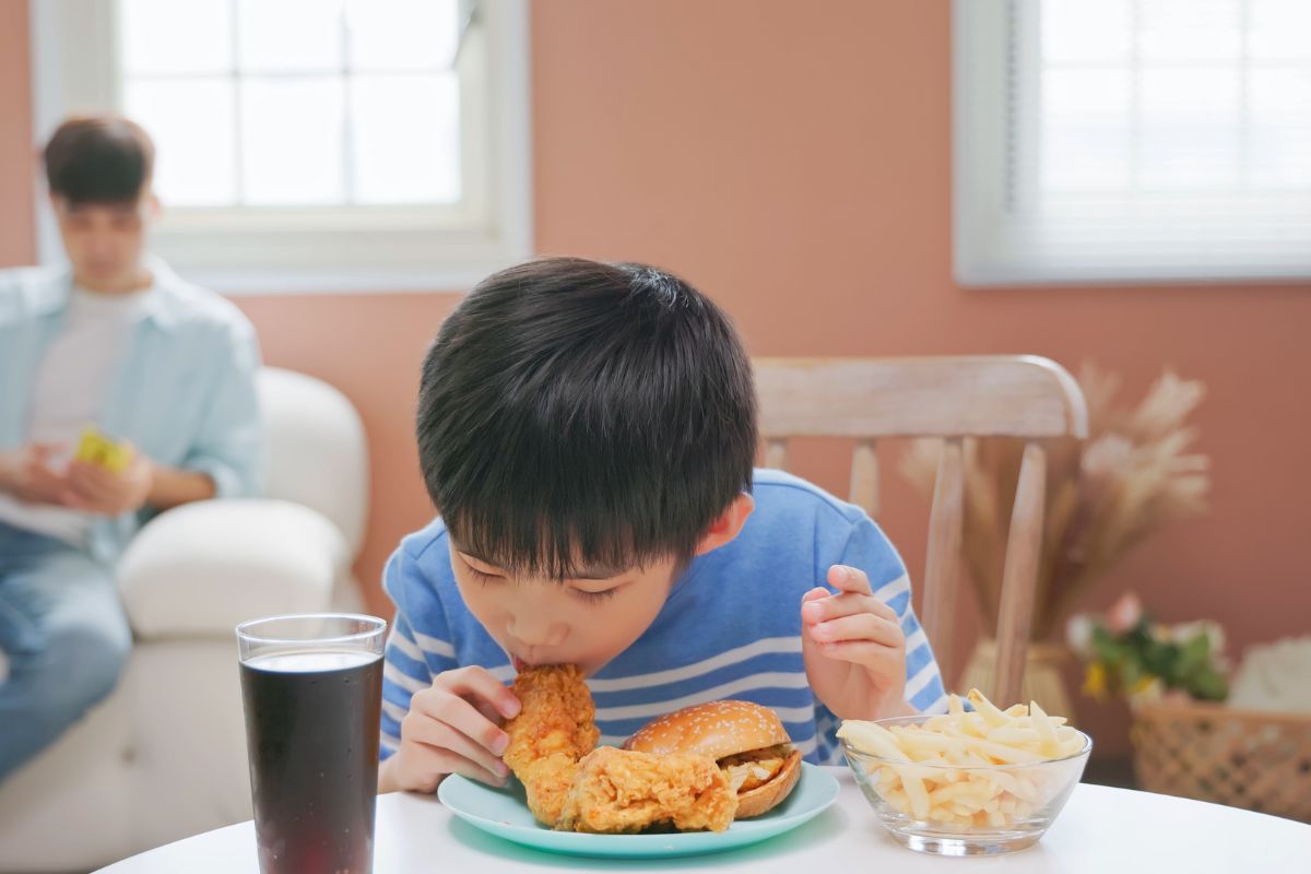 Anak makan makanan cepat saji