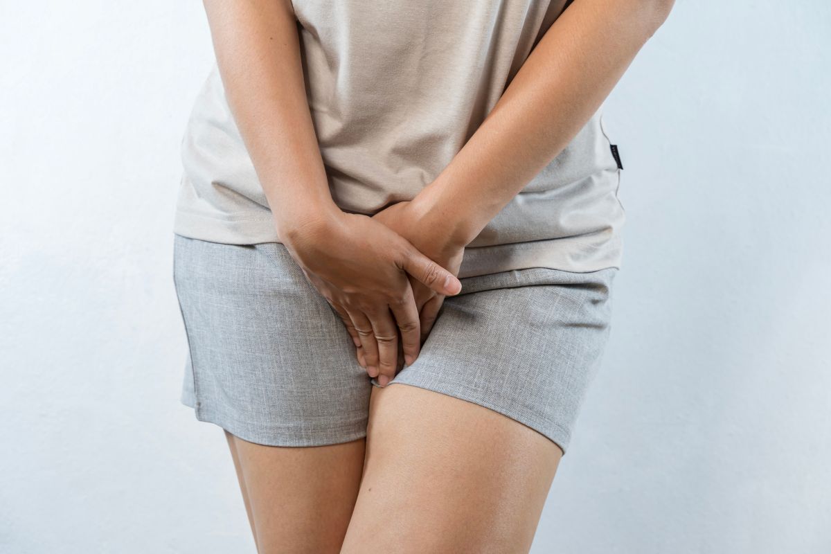 Wanita menutupi area kewanitaan dengan tangan