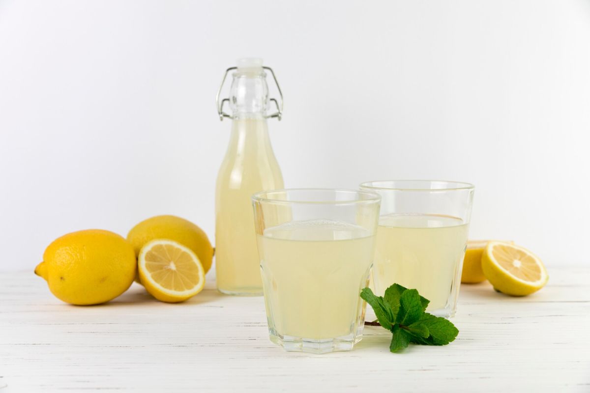Dua gelas air lemon