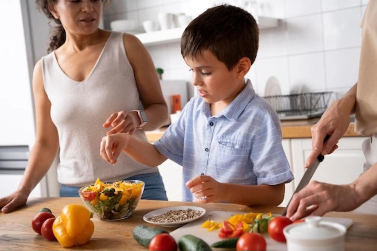 Menyiapkan makanan bersama anak