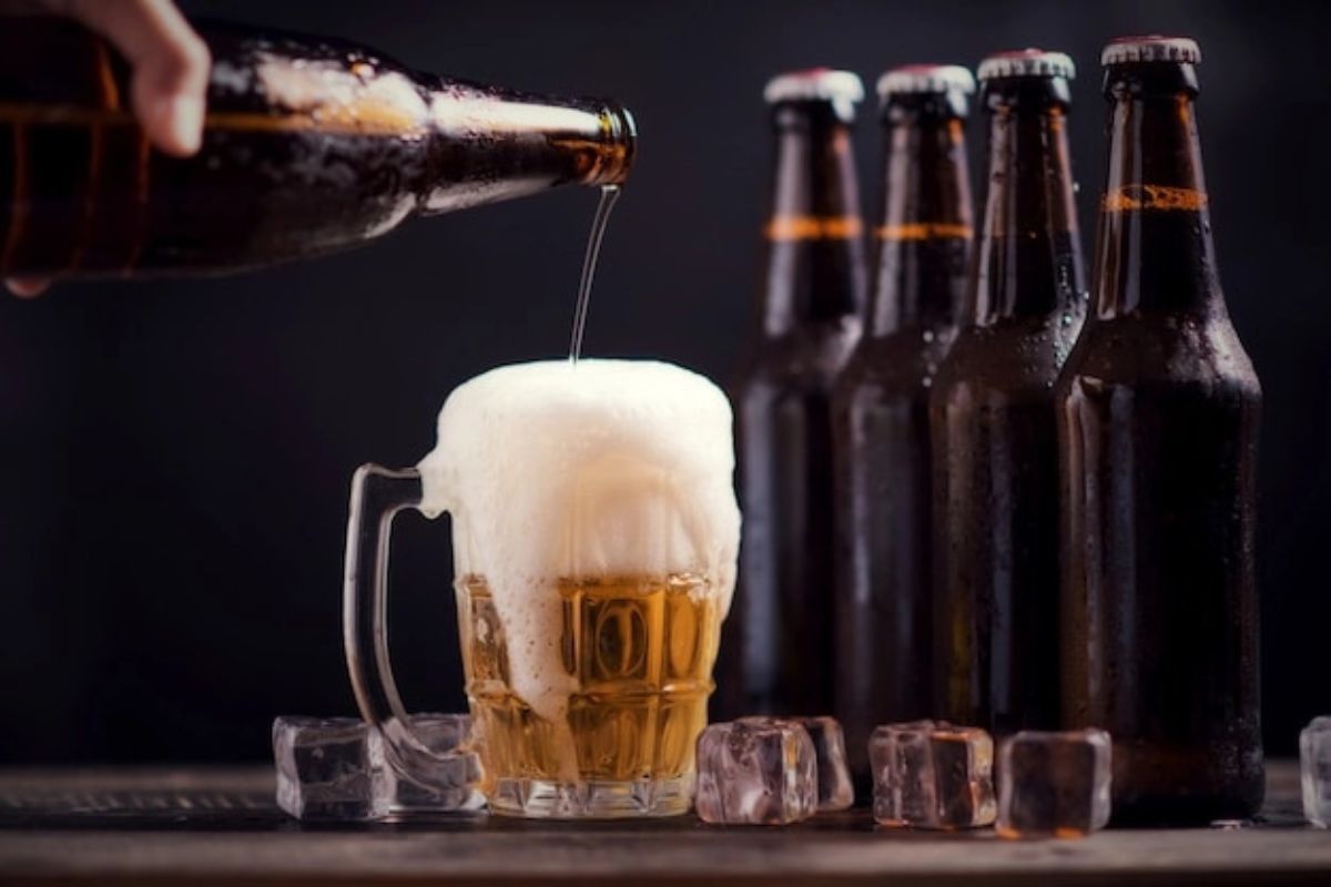 Gelas dan botol-botol bir