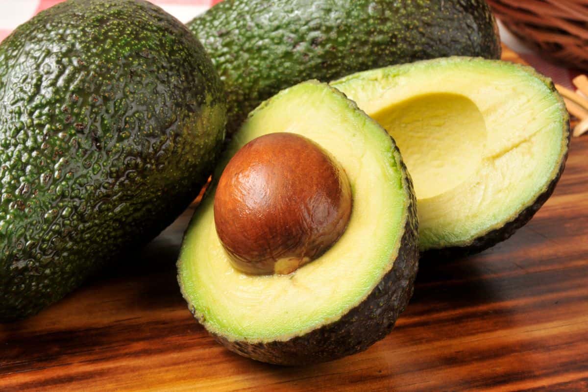 Potongan buah alpukat segar