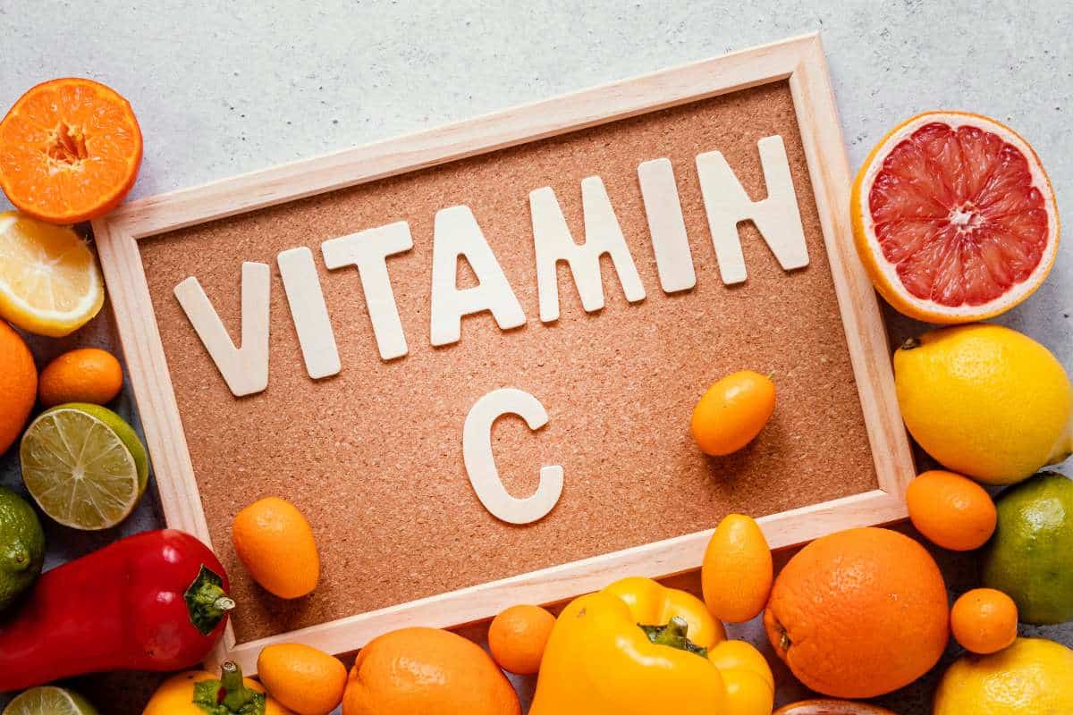 buah-buahan dengan papan bertuliskan vitamin C