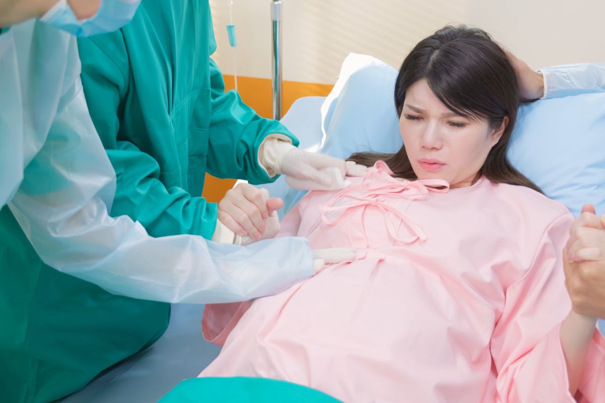 Wanita sedang melakukan persalinan secara normal