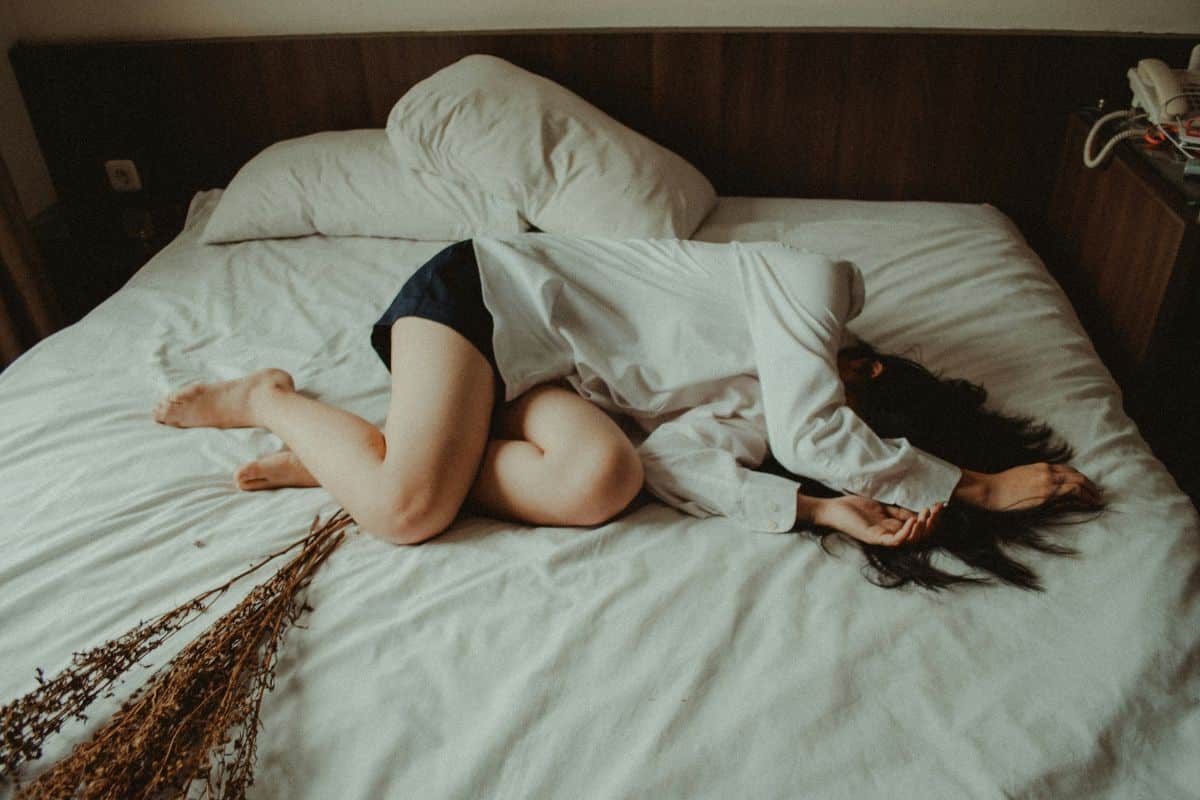 orang yang terbaring di tempat tidur karena sakit