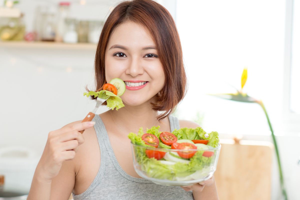 Wanita makan sayuran