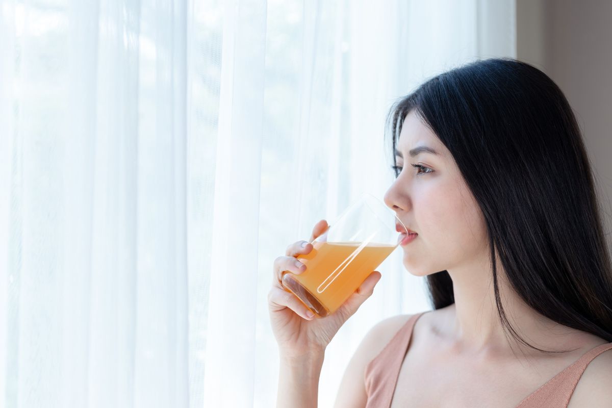 orang yang minum minuman vitamin C