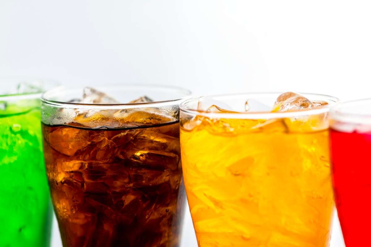Berbagai minuman manis warna-warni