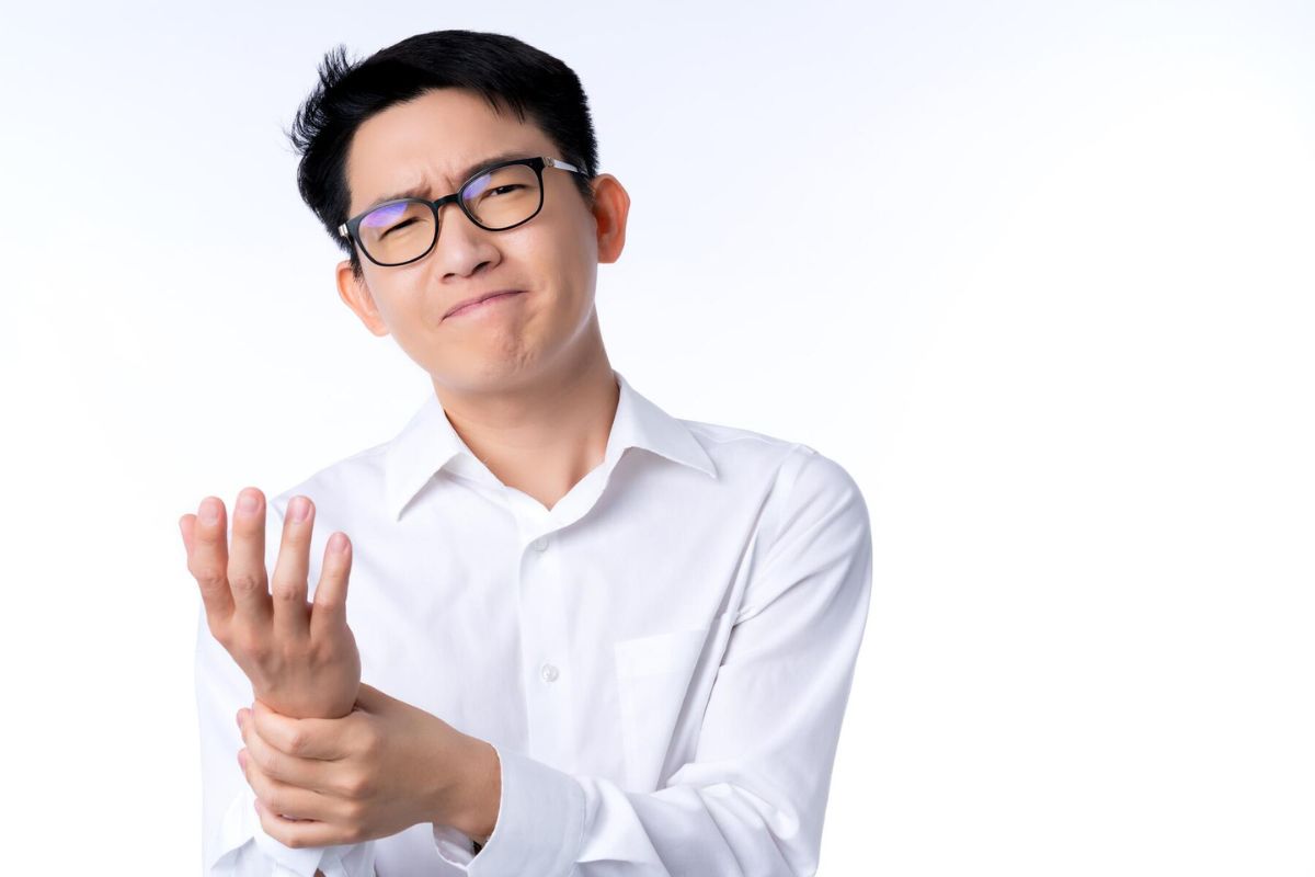 Pria sedang memegangi tangannya yang sakit