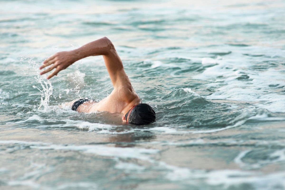 Seorang pria sedang berenang di laut