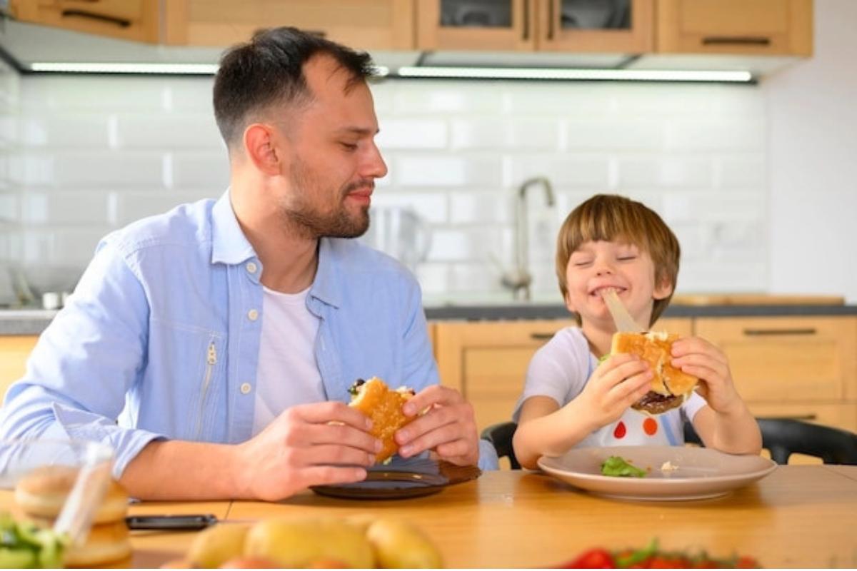 Ayah dan anak makan burger bersama