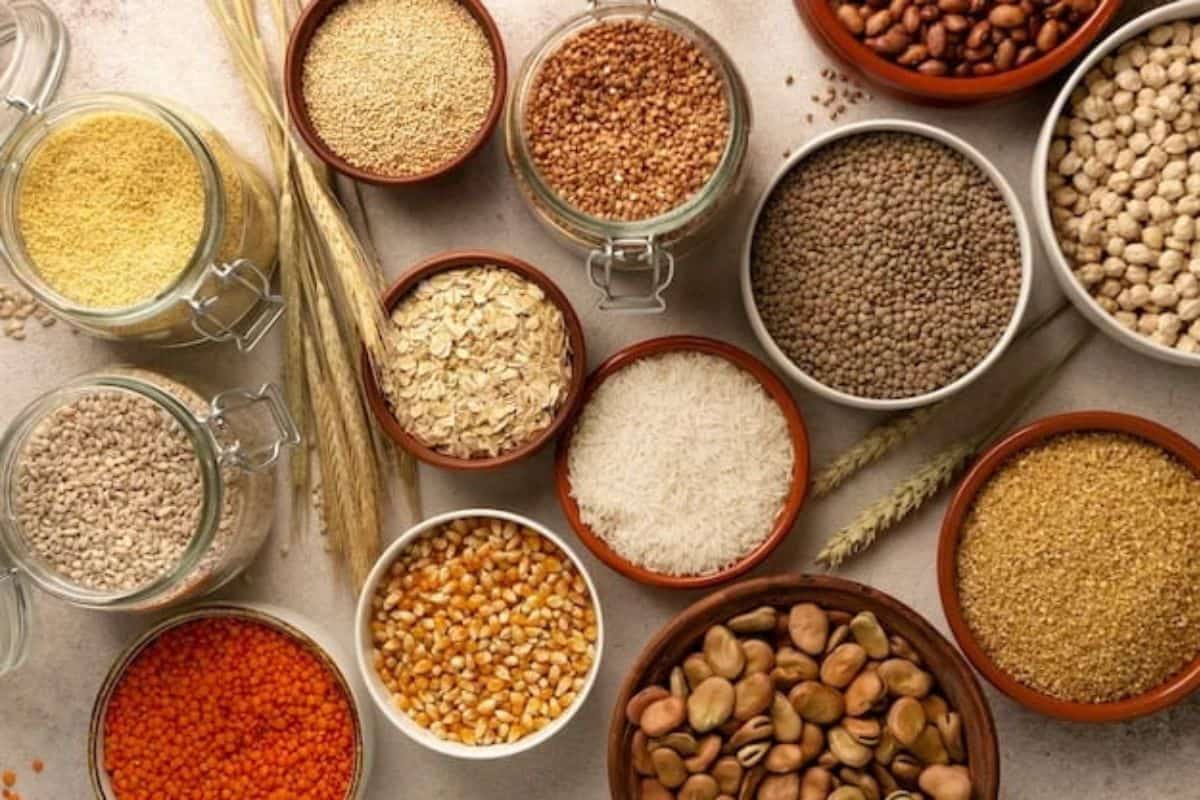 Berbagai biji-bijian di wadah berbeda