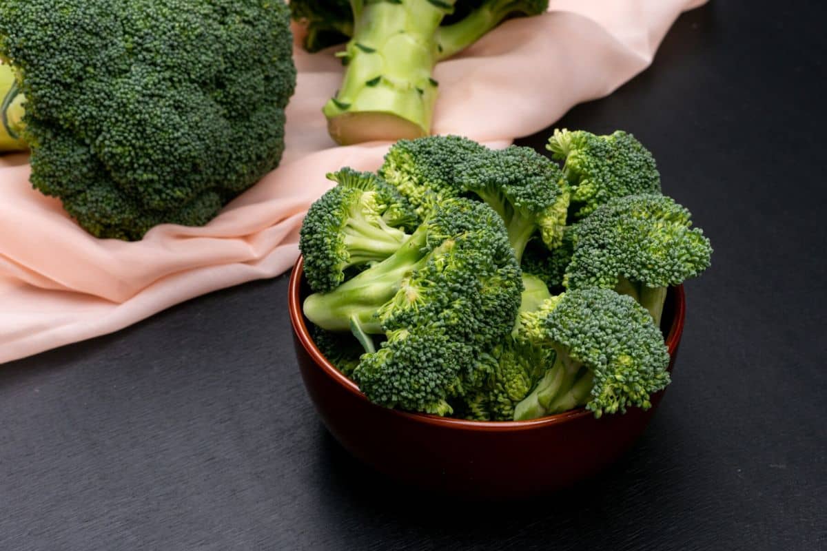 Semangkuk sayur brokoli mentah
