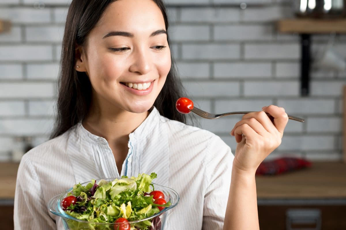 orang yang makan semangkuk salad